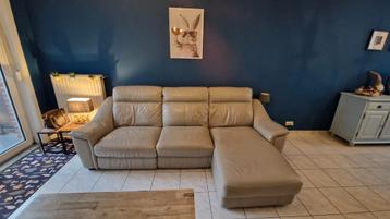 lederen hoeksalon met elektrische relaxen beschikbaar voor biedingen