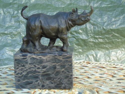 statue d un rhinocéros debout en bronze signé ., Antiquités & Art, Antiquités | Bronze & Cuivre, Bronze, Enlèvement ou Envoi
