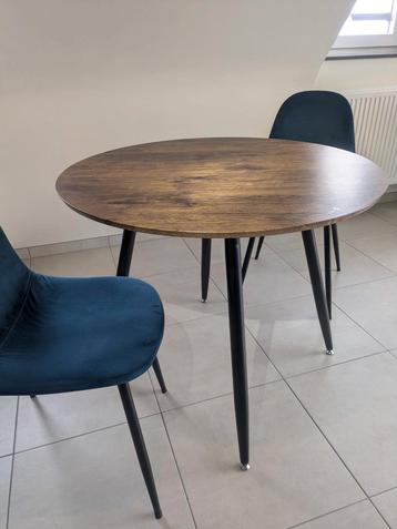 Eettafel met twee stoelen beschikbaar voor biedingen