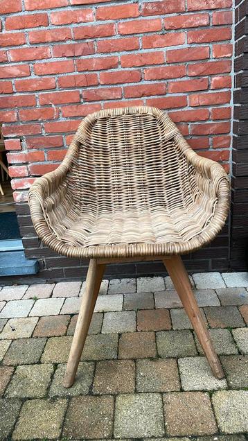 12 Stevige tuinstoelen beschikbaar voor biedingen