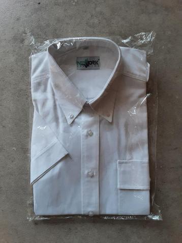 Nouveau : Chemise blanche à manches courtes toujours en plas
