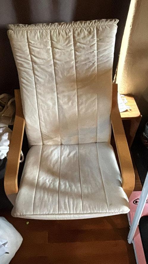 Comfortabele houten stoel met crème kussen – goede staat, Huis en Inrichting, Fauteuils, Zo goed als nieuw, Ophalen