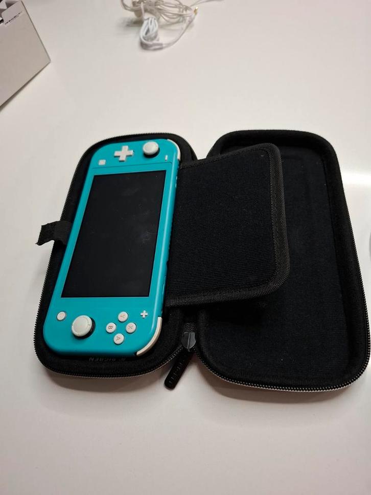 Nintendo switch lite + case, Games en Spelcomputers, Spelcomputers | Nintendo Switch Lite, Ophalen