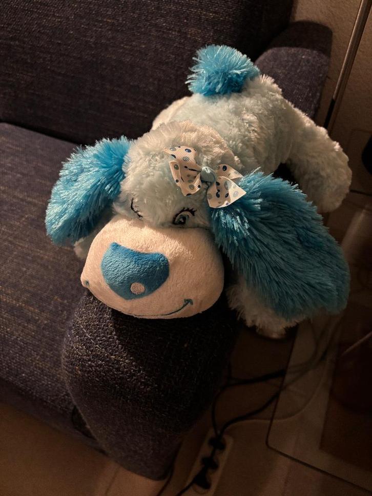 Knuffel hond wit blauw liggend met strikje 28 cm, Kinderen en Baby's, Speelgoed | Knuffels en Pluche, Zo goed als nieuw, Hond