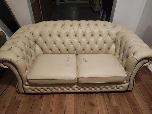 Chesterfield Bank Springvale Leder – Beige, Made in UK, Huis en Inrichting, Zetels | Zetels en Chaises Longues, Gebruikt, Ophalen