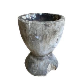 Oude houten vijzel beschikbaar voor biedingen