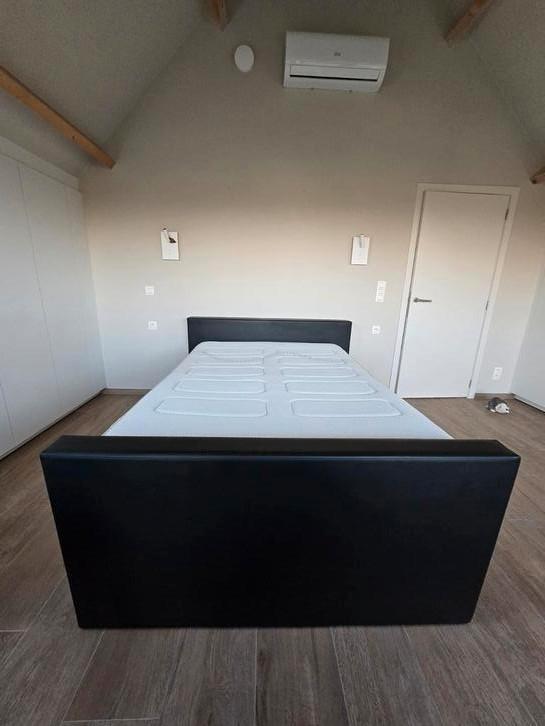boxspring 1m40 kunstleder (Sleepworld) (zonder matras), Huis en Inrichting, Slaapkamer | Boxsprings, Gebruikt, Ophalen