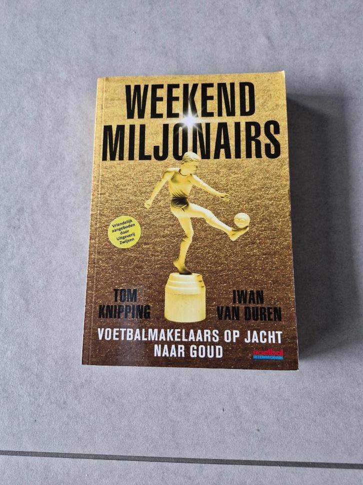 Weekendmiljonairs - Voetbalmakelaars op jacht naar goud, Boeken, Sportboeken, Balsport, Ophalen of Verzenden