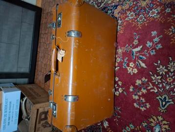 Vintage koffer beschikbaar voor biedingen