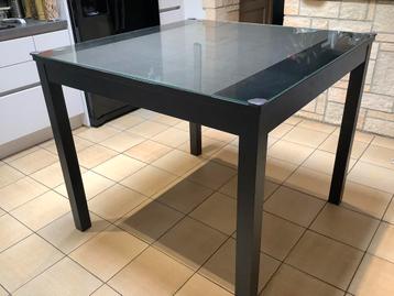 Table haute carrée 110 sur 110 pour 50€. !!!