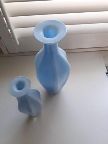 2 mooie decoratieve vaasjes beschikbaar voor biedingen