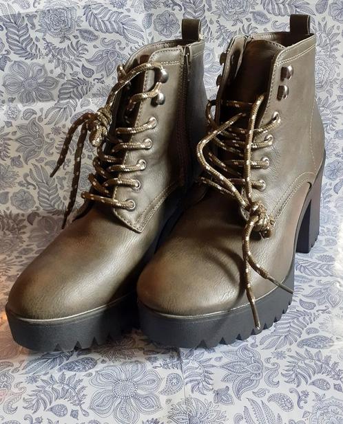 paire de bottillons semelle compensée neuf pt 40/41, Kleding | Dames, Schoenen, Nieuw, Lage of Enkellaarzen, Groen, Ophalen of Verzenden