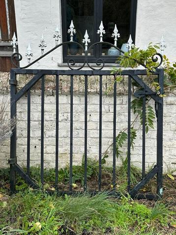 Antiek ijzeren hek beschikbaar voor biedingen