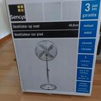 Staande moderne zilverkleurige metalen ventilator, Elektronische apparatuur, Ophalen, Zo goed als nieuw