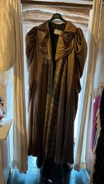Vêtement de l’opéra royal de Wallonie ; Manteau avec traîne, Femmes