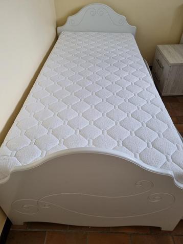 bed 1 persoon 2m op 1m beschikbaar voor biedingen
