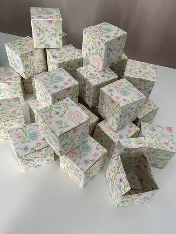 30 kubusvormige doosjes beschikbaar voor biedingen