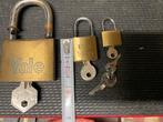 3 hangsloten, Ophalen