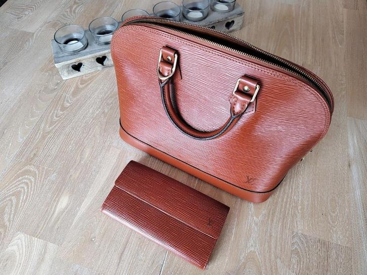 Set Louis Vuitton Alma en portemonnee in Epi bruin - auth., Handtassen en Accessoires, Tassen | Damestassen, Zo goed als nieuw