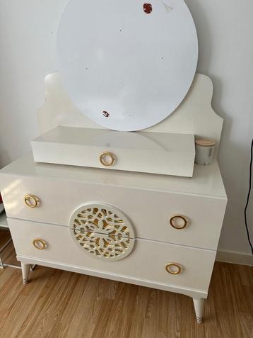 Kast / makeupkast beschikbaar voor biedingen