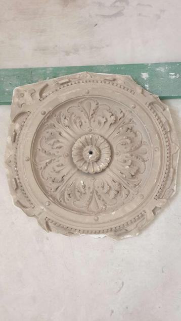 Antieke plafondrozet rozas diameter 68cm beschikbaar voor biedingen