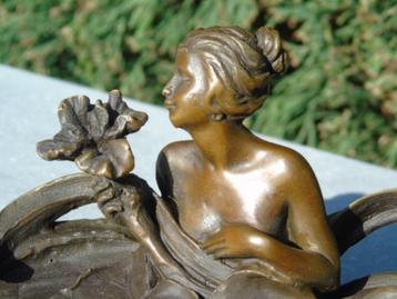 plateau une femme avec une fleur a la main en bronze signé . disponible aux enchères