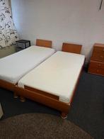 2 eenpersoonsbedden met nachtkastjes, Antiek en Kunst, Ophalen
