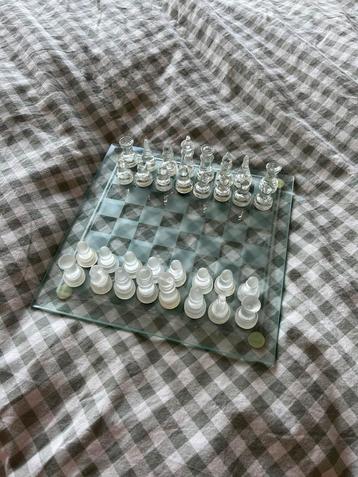 Klein schaakspel glas beschikbaar voor biedingen