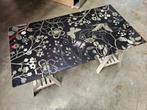 Tafel met glazen blad bedrukte bloemen op schragen, Huis en Inrichting, Gebruikt, Vijf personen of meer, 150 tot 200 cm, Rechthoekig