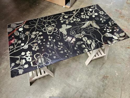Tafel met glazen blad bedrukte bloemen op schragen, Huis en Inrichting, Tafels | Eettafels, Gebruikt, 50 tot 100 cm, 150 tot 200 cm