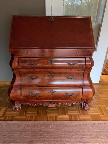 Mooie secretaire kast beschikbaar voor biedingen