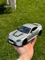 Aston Martin v12 Vantage AUTOart 1/18, Hobby en Vrije tijd, Zo goed als nieuw, Auto, Autoart