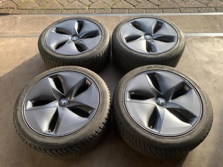 TESLA MODEL 3 AERO VELGEN + WINTERBANDEN 235 45 R18 + TPMS, Auto diversen, Bagagerekken, Zo goed als nieuw, Ophalen of Verzenden