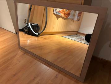 Ophangspiegel met houten omkadering beschikbaar voor biedingen