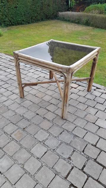 Tafel van bamboe/rotan beschikbaar voor biedingen