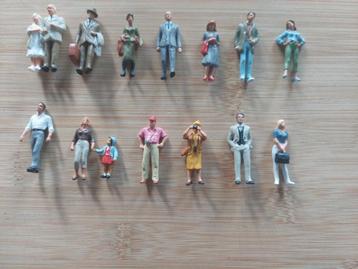 15 miniatuurfiguren 1/43 foutloze karakters LOT 1