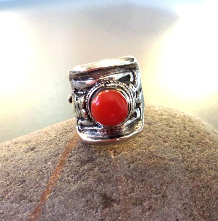 Oude Tibetaanse zadelring in zilver met cabochon van koraal, Handtassen en Accessoires, Ringen, Zo goed als nieuw, Dame, Rood