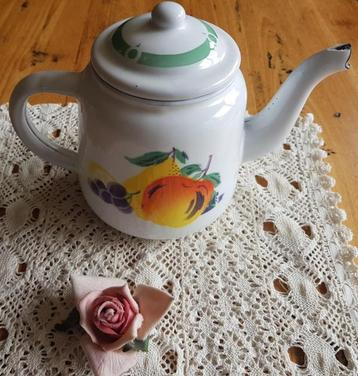 Vintage emaille theepotje met fruitmotief