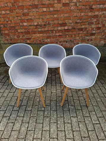 5 Hay stoelen model AAC22 grijze stof beschikbaar voor biedingen
