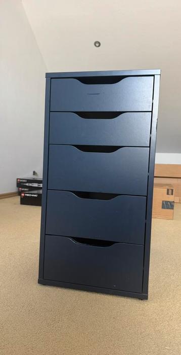 Donkerblauwe ikea ladekast beschikbaar voor biedingen