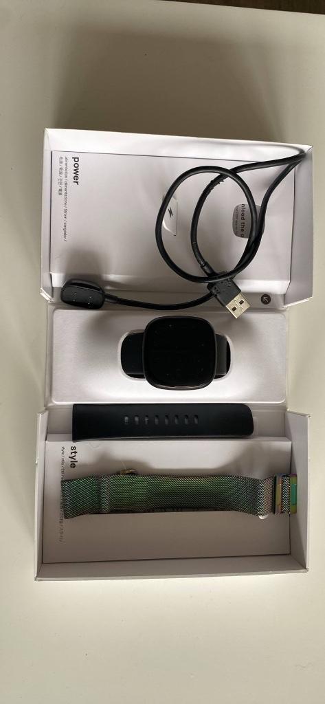 Montre connectée FitBit versa 3, Handtassen en Accessoires, Smartwatches, Zo goed als nieuw, Zwart, Afstand, Calorieverbanding