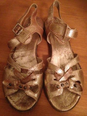 Mooie goudkleurige sandalen, m. 38 beschikbaar voor biedingen