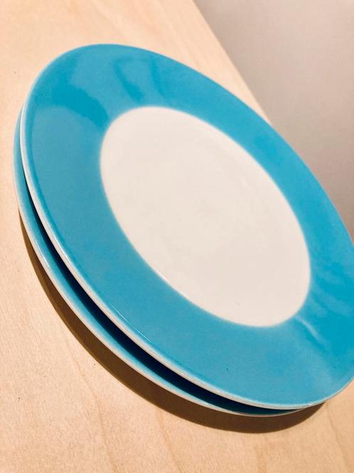 2 assiettes joyeuses en bleu vif, Maison & Meubles, Cuisine | Vaisselle, Comme neuf, Tasse(s) et/ou soucoupe(s), Autres styles