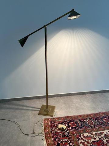 Koperkleurige staande lamp, richtbaar, met dimmer beschikbaar voor biedingen