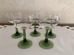 Fijne wijnglazen met elegante groene voet, Verzamelen, Glas en Drinkglazen, Ophalen, Zo goed als nieuw