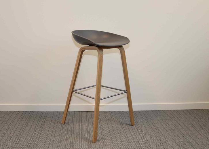 HAY About a stool AAS 32 - zithoogte 75 cm - eik / clay, Huis en Inrichting, Barkrukken, Nieuw, 60 tot 90 cm, Hout, Kunststof