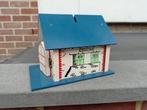 Oude houten spaarpot in de vorm van een huis, Ophalen, Hout