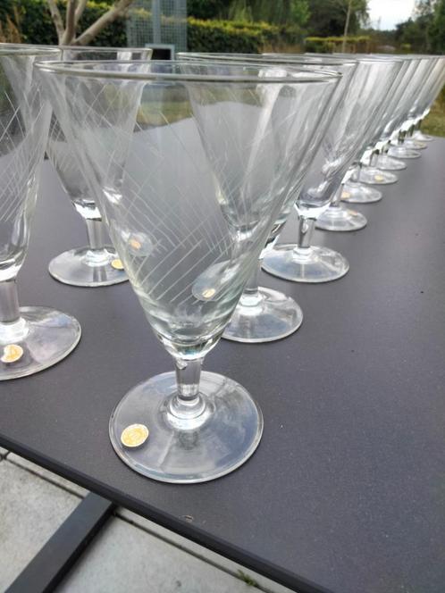 Set van 48 vintage 1950s design glazen glas made in Belgium, Huis en Inrichting, Keuken | Servies, Gebruikt, Glas of Glazen, Glas