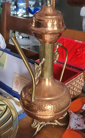 Kruik of kruik van gehamerd koper beschikbaar voor biedingen