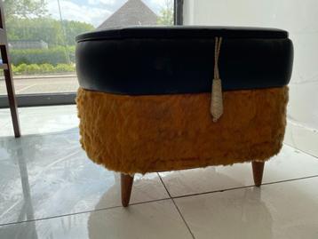 Vintage Retro Poef met Opbergruimte – Jaren ’70 beschikbaar voor biedingen